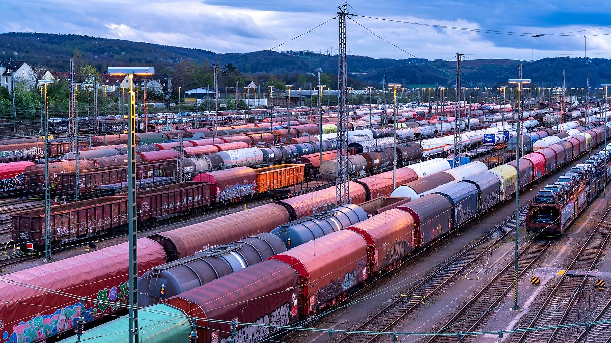 Kein-Zugverkehr-ber-Wuppertal-Bahnsperrung-zwingt-G-terz-ge-auf-teure-Umwege