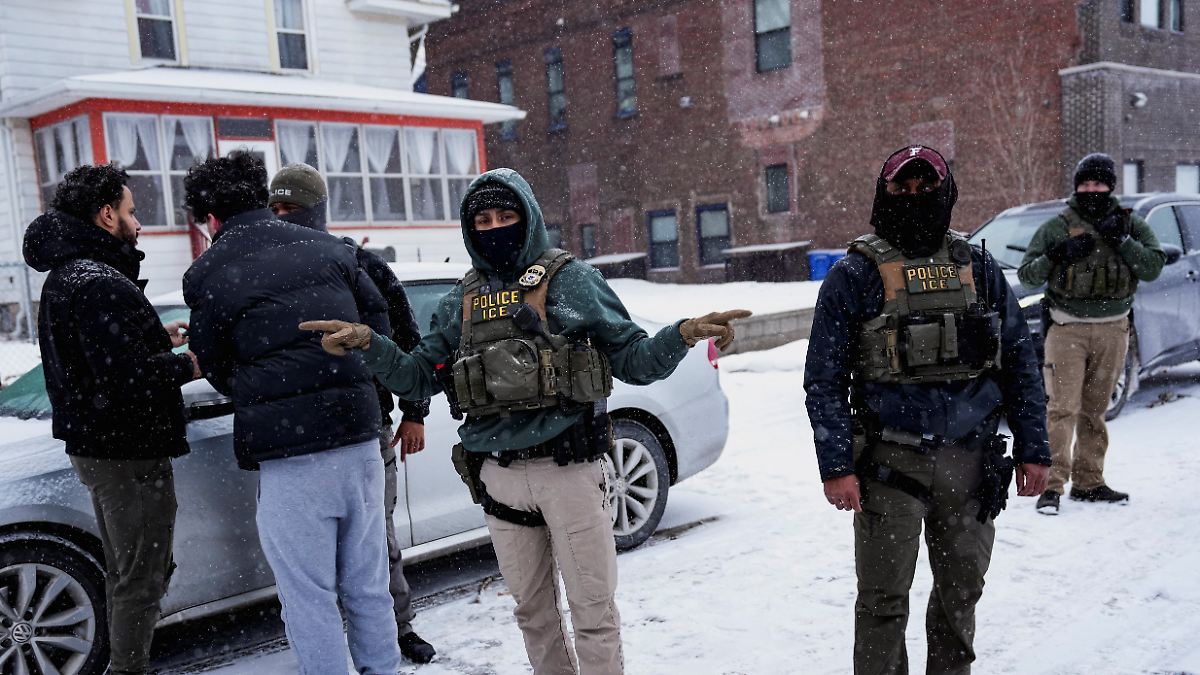 Wie-SA-und-SS-vor-1933-ICE-weckt-d-stere-Erinnerungen-bei-Banaszak