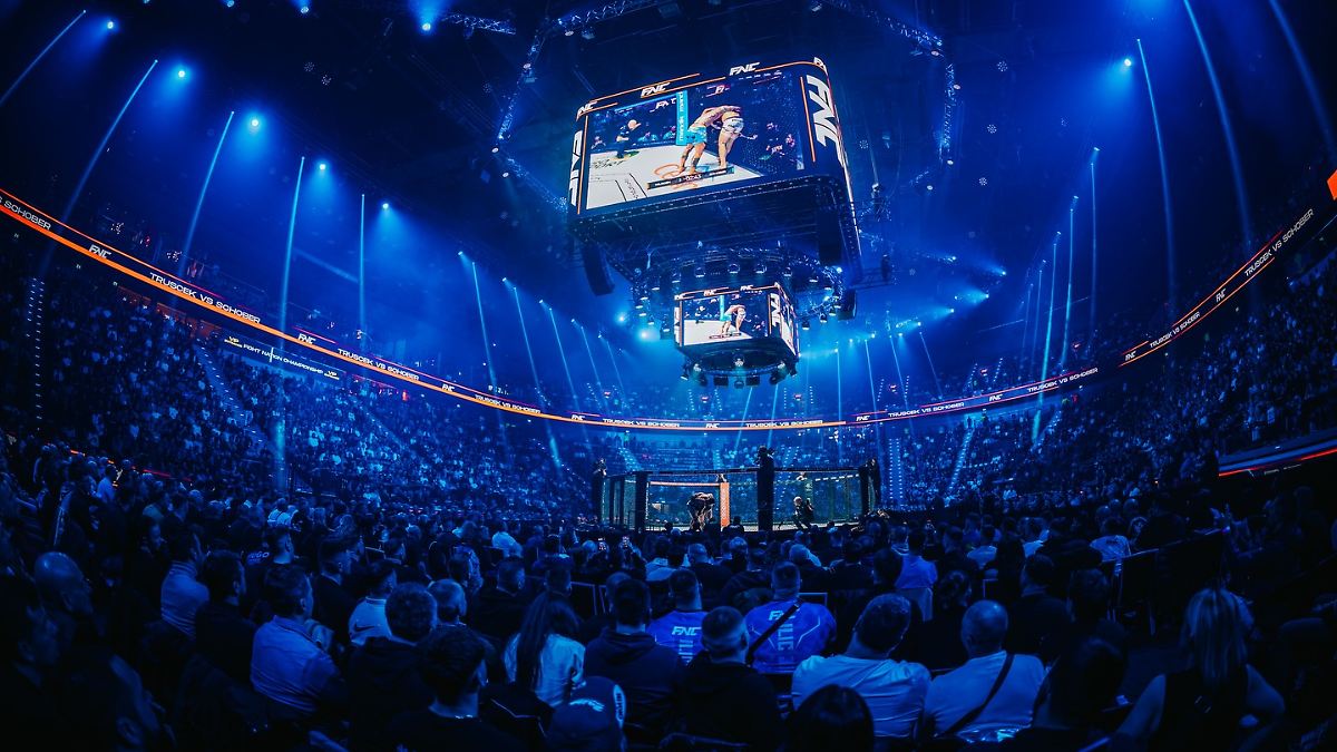 FNC-erstmals-in-Deutschland-Der-Balkan-liebt-es-auch-im-K-fig-laut