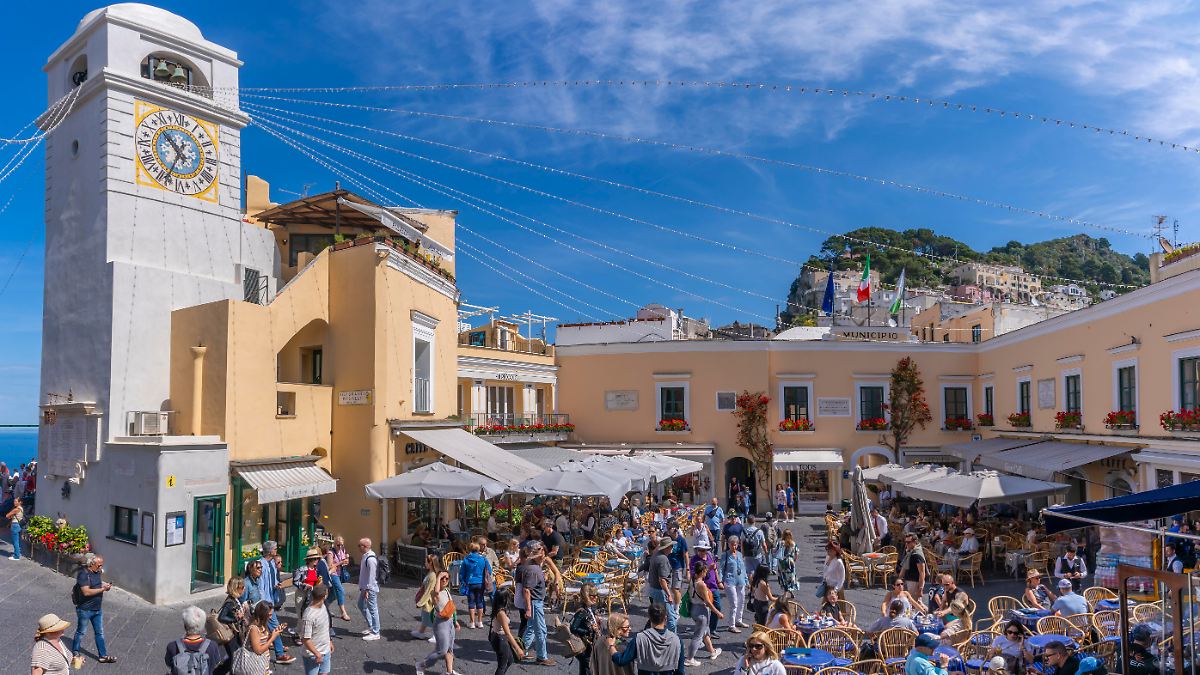 -berf-llte-Insel-Capri-zieht-Obergrenze-bei-Touristengruppen