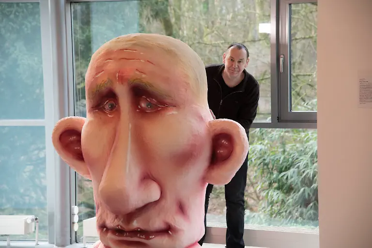 Jacques-TILLY-Karikaturist-Satiriker-Wagenbauer-posiert-an-der-Skulptur-von-Wladimir-Putin-als-ueberdimensionaler-Kopf-Pressekonferenz-anlaesslich-der-Ausstellung-Jacques-Tilly-Ð-Politik-und-Provokation-Ð-Karikaturen-XXL-in-der-LUDWIGGALERIE-Schloss-Oberhausen-am-30-01