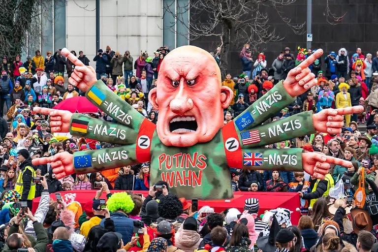Rosenmontagszug-in-Duesseldorf-Strassenkarneval-Motivwagen-im-Karneval-von-Wagenbauer-Jacques-Tilly-Thema-Ukraine-Krieg-Vladimir-Putin-beschimpft-alle-Staaten-und-Organisationen-aus-dem-Westen-als-Nazis
