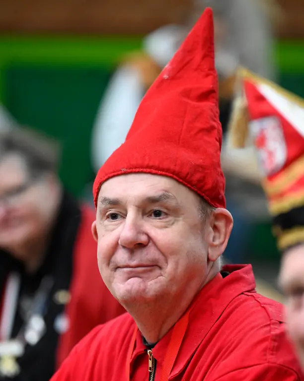 Jacques-Tilly-Karnevalswagenbauer-Kuenstler-traegt-eine-rote-spitze-Muetze-beim-Richtfest-der-Karnevalswagen-fuer-den-Duesseldorfer-Rosenmontagszug