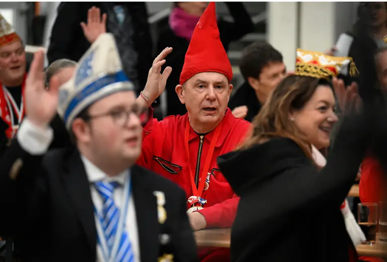 Jacques-Tilly-M-Karnevalswagenbauer-Kuenstler-traegt-eine-rote-spitze-Muetze-beim-Richtfest-der-Karnevalswagen-fuer-den-Duesseldorfer-Rosenmontagszug