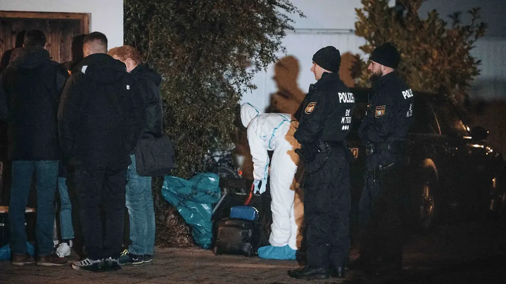 Spurensicherung-und-Polizei-stehen-nach-einer-Gewalttat-in-Muenchen-Giesing-vor-einem-Haus-Nach-Hilferufen-in-einem-Reihenhaus-in-Muenchen-hat-die-Polizei-dort-am-Samstagabend-die-Leiche-einer-Frau-entdeckt-Wenig-spaeter-sei-ein-23-Jaehriger-in-der-Naehe-als-tatverdaechtig-festgenommen-worden-teilte-die-Polizei-mit