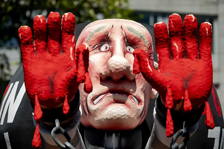 2024-05-07-13-39-20-DEN-HAAG-Der-deutsche-Karnevalswagenbauer-Jacques-Tilly-mit-seinem-Putin-Wagen-waehrend-einer-Protestaktion-vor-dem-Internationalen-Gerichtshof-in-Den-Haag