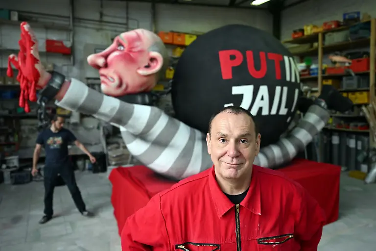 Der-Duesseldorfer-Kuenstler-Jacques-Tilly-steht-in-seiner-Werkstatt-vor-einer-Putin-Figur-mit-blutgetraenkten-Haenden-Die-Figur-soll-am-7-Mai-von-der-Organisation-Freies-Russland-in-Den-Haag-ausgestellt-werden-Der-Internationale-Strafgerichtshof-hat-Haftbefehl-gegen-Putin-erlassen