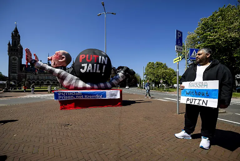 2024-05-07-13-09-29-DEN-HAAG-Der-deutsche-Karnevalswagenbauer-Jacques-Tilly-mit-seinem-Putin-Wagen-waehrend-einer-Protestaktion-vor-dem-Internationalen-Gerichtshof-in-Den-Haag