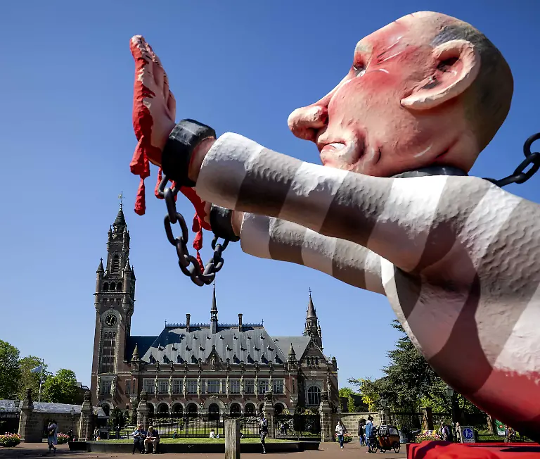 2024-05-07-12-33-54-DEN-HAAG-Der-deutsche-Karnevalswagenbauer-Jacques-Tilly-mit-seinem-Putin-Wagen-waehrend-einer-Protestaktion-vor-dem-Internationalen-Gerichtshof-in-Den-Haag