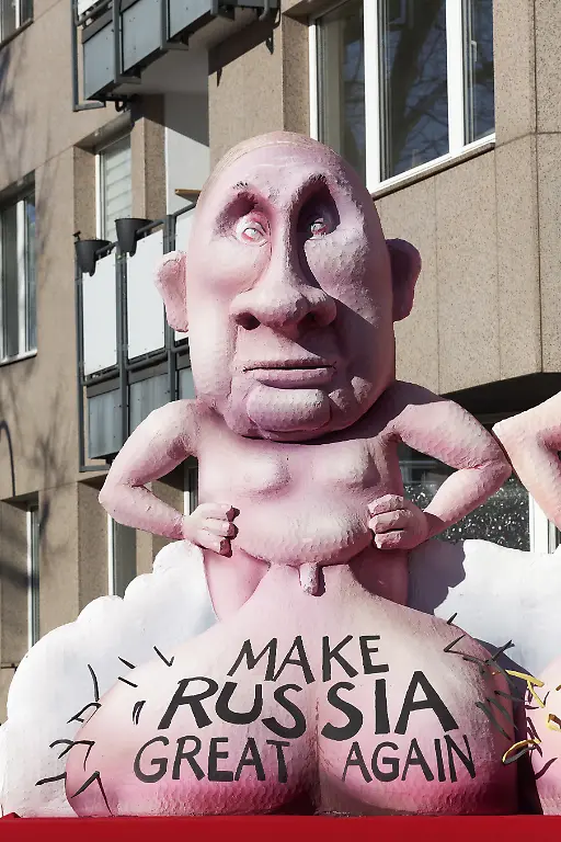 Russischer-Praesidenten-Wladimir-Putin-mit-grossem-Hodensack-Make-Russia-Great-Again-Pappmache-Figur-Mottowagen-von-Jacques-Tilly-Rosenmontagszug-2025-Duesseldorf-Rheinland-Nordrhein-Westfalen-Deutschland-Europa