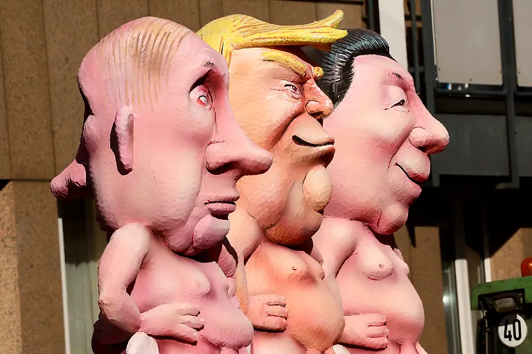 A-view-shows-a-carnival-float-by-artist-Jacques-Tilly-depicting-Russian-President-Vladimir-Putin-U-S-President-Donald-Trump-and-Chinese-President-Xi-Jinping-on-the-day-of-the-traditional-Rosenmontag-Rose-Monday-carnival-parade-in-Duesseldorf-Germany-March-3-2025