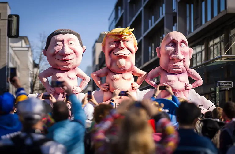 Fortuna-Duesseldorf-feiert-Karneval-auf-dem-Rosenmontagszug-Duesseldorf-Germany-03rd-Mar-2025-Mottowagen-am-Montag-beim-Rosenmontagsumzug-in-Duesseldorf-Make-Russia-USA-and-China-great-again-Mottowagen-von-Jacques-Tilly-Duesseldorf-feiert-Karneval-mit-dem-Rosenmontagszug-03-03