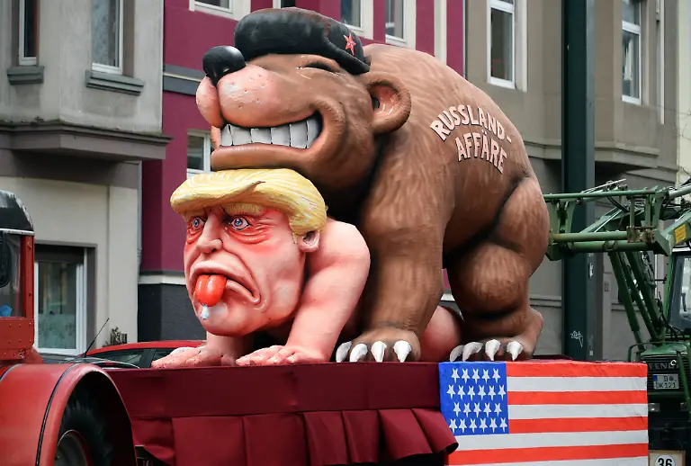 Rosenmontagszug-in-Duesseldorf-Themenwagen-von-Jacques-Tilly-Deutschland-NRW-Duesseldorf-Rosenmontagszug-Themenwagen-von-Jaques-Tilly-Russland-Affaere-Donald-Trump-Germany-NRW-Duesseldorf-parade-theme-railcars-by-Jaques-Tilly-Russia-affair-Donald-Trump