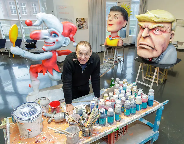 07-02-2025-Duesseldorf-Das-Stadtmuseum-Duesseldorf-praesentiert-eine-einzigartige-Retrospektive-des-Duesseldorfer-Kuenstlers-Jacques-Tilly-Die-Ausstellung-Jacques-Tilly-Freigeist-200-Jahre-Comitee-Duesseldorfer-Carneval-e-V-bietet-einen-umfassenden-Einblick-in-das-Werk-des-renommierten-Karnevalskuenstlers-und-Satirikers-der-mit-seinen-Karnevalswagen-weit-ueber-Duesseldorf-hinaus-bekannt-wurde