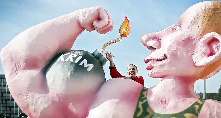 Duesseldorf-Abriss-Karnevalswagen-NUR-FUeR-REDAKTIONELLE-ZWECKE-EDITORIAL-USE-ONLY-Abriss-Abbruch-Abwracken-der-Karnevalswagen-des-Rosenmontagszuges-2014-an-der-Wagenbauhalle-in-Duesseldorf-am-Dienstag-den-04-03-2014-Wagenbauer-Jacques-Tilly-demontierte-hoechstpersoenlich-die-Wagen-mit-Angela-Merkel-Edward-Snowden-und-Putin-In-der-Halle-wurden-die-Wagen-zerkleinert-und-in-Contaier-verpackt