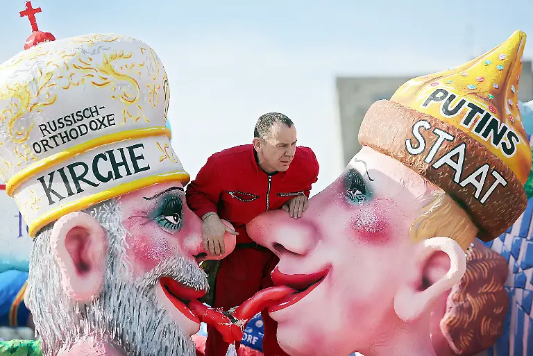 Duesseldorf-Abriss-Karnevalswagen-NUR-FUeR-REDAKTIONELLE-ZWECKE-EDITORIAL-USE-ONLY-Abriss-Abbruch-Abwracken-der-Karnevalswagen-des-Rosenmontagszuges-2014-an-der-Wagenbauhalle-in-Duesseldorf-am-Dienstag-den-04-03-2014-Wagenbauer-Jacques-Tilly-demontierte-hoechstpersoenlich-die-Wagen-mit-Angela-Merkel-Edward-Snowden-und-Putin-In-der-Halle-wurden-die-Wagen-zerkleinert-und-in-Contaier-verpackt