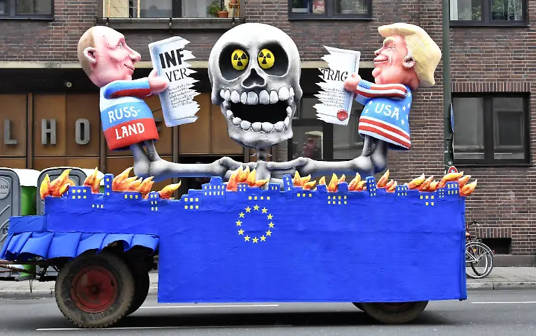 Deutschland-NRW-Duesseldorf-Karneval-Rosenmontagszug-Themenwagen-von-Jaques-Tilly-Wladimir-Putin-und-Donald-Trump-zerreissen-den-INF-Vertrag-zur-atomaren-Abruestung