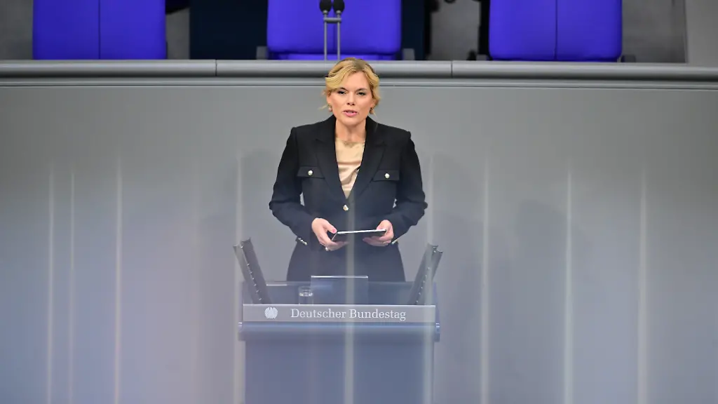 Julia-Kloeckner-CDU-Praesidentin-des-Deutschen-Bundestages-spricht-waehrend-einer-Gedenkstunde-im-Deutschen-Bundestag-anlaesslich-des-Holocaust-Gedenktags