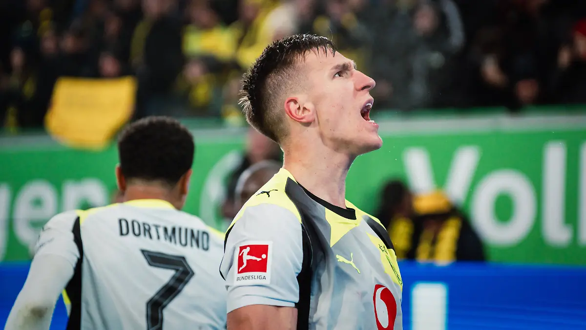 1-Bundesliga-VfL-Wolfsburg-vs-Borussia-Dortmund-TOR-JUBEL-durch-Serhou-Guirassy-Borussia-Dortmund-9-zum-1-2-hier-jubelt-Nico-Schlotterbeck-Borussia-Dortmund-4-Fussball-1-Bundesliga-21-Spieltag-VfL-Wolfsburg-vs-Borussia-Dortmund-am-07-02-2026-in-der-Volkswagen-Arena-Wolfsburg-DFL-REGULATIONS-PROHIBIT-ANY-USE-OF-PHOTOGRAPHS-AS-IMAGE-SEQUENCES-AND-OR-QUASI-VIDEO