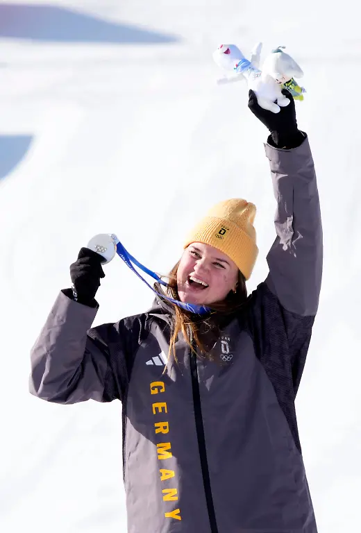 Olympics-Alpine-Skiing-Womens-Downhill-Feb-8-2026-Cortina-d-Ampezzo-Italy-Emma-Aicher-of-Germany-celebrates-with-her-silver-medal-in-the-women-s-downhill-alpine-skiing-race-during-the-Milano-Cortina-2026-Olympic-Winter-games-Winterspiele-Spiele-Summer-games-at-Tofane-Alpine-Skiing-Centre