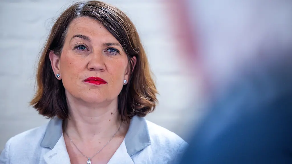 Die-Justizministerin-von-Mecklenburg-Vorpommern-hat-ihren-Sohn-am-letzten-Tag-vor-den-Winterferien-aus-der-Schule-genommen-um-zu-verreisen