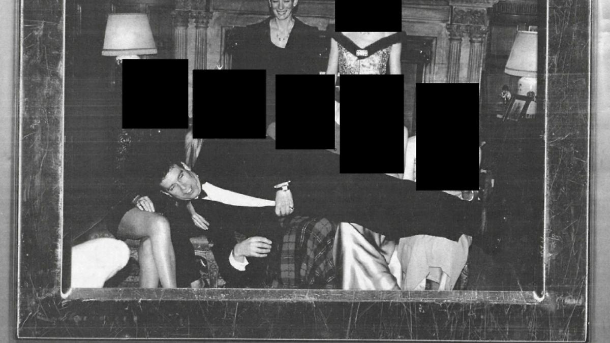 -Bringe-Rum-nin-mit-sehr-s-Andrew-lud-Epstein-und-Frauen-wohl-in-Palast-ein