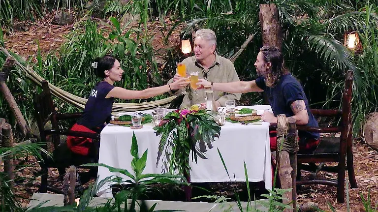 ACHTUNG-SPERRFRIST-FUeR-ALLE-MEDIEN-BIS-ZUM-SHOWENDE-SONNTAG-08-FEBRUAR-2026-23-15-UHR-Am-festlich-gedeckten-Tisch-mitten-im-Dschungel-stossen-Samira-Yavuz-Hubert-Fella-M-und-Gil-Ofarim-auf-die-Dschungelzeit-an-Die-Verwendung-des-sendungsbezogenen-Materials-ist-nur-mit-dem-Hinweis-und-Verlinkung-auf-RTL-gestattet