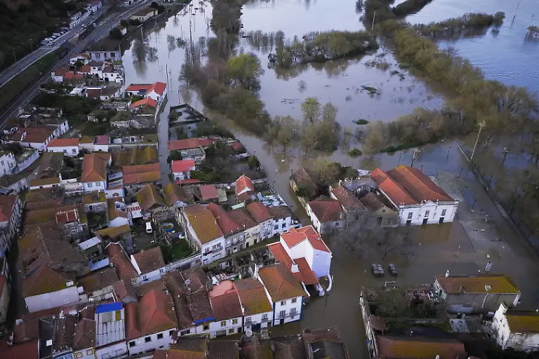 Flooding-in-Santarem-after-Tagus-River-overflows-SANTAREM-PORTUGAL-FEBRUARY-6-Aerial-view-of-Ribeira-de-Santarem-town-partially-submerged-after-the-Tagus-River-overflowed-after-Storm-Leonardo-caused-heavy-flooding-in-the-area-on-February-6-2026-in-Santarem-Portugal-Stringer-Anadolu-Santarem-Portugal-Editorial-use-only-Please-get-in-touch-for-any-other-usage