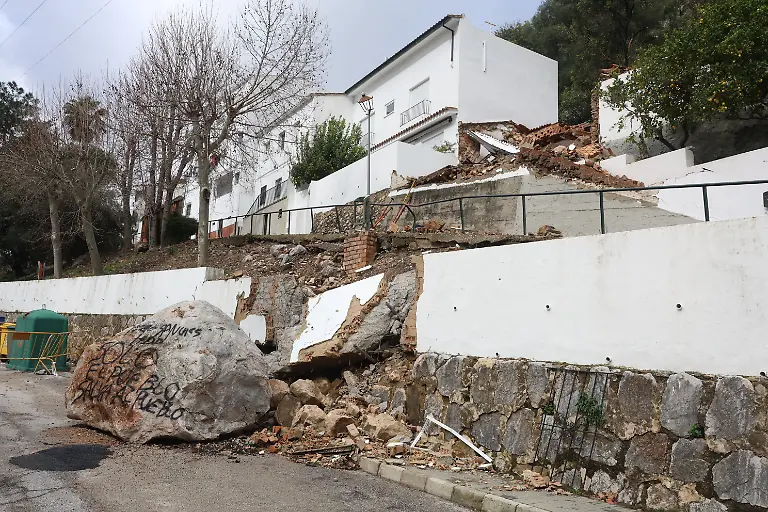 350-residents-of-Ubrique-Cadiz-evicted-due-to-overflowing-river-and-earth-movements-On-08-February-2026-in-Ubrique-Cadiz-Andalusia-Spain-A-total-of-350-residents-of-the-Cadiz-municipality-of-Ubrique-have-had-to-be-evicted-from-their-homes-this-weekend-due-to-the-overflowing-of-the-river-and-earth-movements-caused-by-heavy-rains-Emergency-teams-are-working-in-the-area-building-dikes-and-trying-to-stem-the-force-of-the-flow-After-a-night-without-overflows-some-of-the-evicted-residents-are-being-able-to-return-to-their-homes-and-the-village-seems-to-be-slowly-returning-to-normal