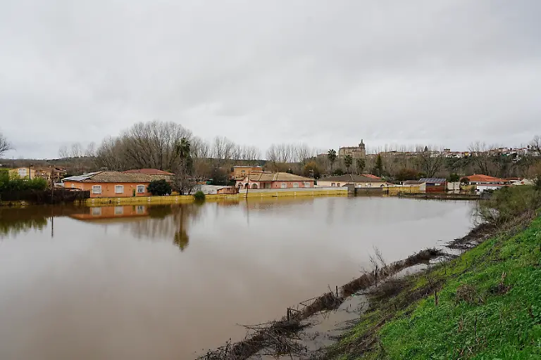 Floods-caused-by-the-overflow-of-the-river-Alagon-in-Coria-6-February-2026-in-Coria-Caceres-Extremadura-Spain-The-city-of-Coria-has-activated-level-2-of-the-Municipal-Emergency-Plan-due-to-the-significant-flooding-of-the-river-Alagon-which-has-forced-the-evacuation-of-residents-in-the-area-of-La-Isleta
