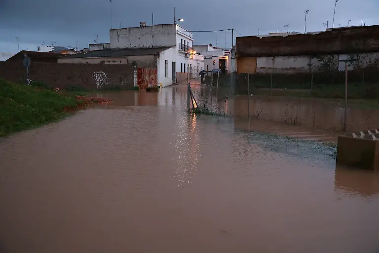 Rain-floods-several-areas-of-Lora-del-Rio-Seville-which-is-protected-with-drainage-pumps-On-07-February-2026-in-Lora-del-Rio-Seville-Andalusia-Spain-The-Sevillian-municipality-of-Lora-del-Rio-is-living-with-concern-these-last-hours-due-to-the-risk-of-collapse-of-the-storm-tanks-especially-as-a-result-of-the-heavy-downpour-that-has-fallen-this-afternoon-which-has-caused-flooding-in-some-areas-which-are-gradually-returning-to-normal-thanks-to-the-use-of-drainage-pumps-Photo-by-Rocio-Ruz-Europa-Press-ABACAPRESS