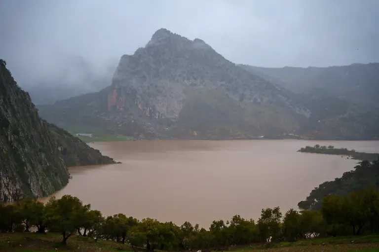 Der-Staudamm-von-Montejaque-Nach-dem-Sturm-Leonardo-ist-der-Stausee-am-Limit-zahlreiche-Bewohner-anliegender-Ort-wurden-vorsorglich-evakuiert