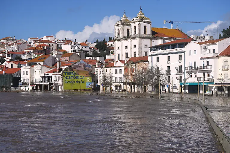 Blick-auf-Alcacer-do-Sal-in-Suedportugal-nachdem-der-Fluss-Sado-infolge-starker-Regenfaelle-ueber-die-Ufer-getreten-ist