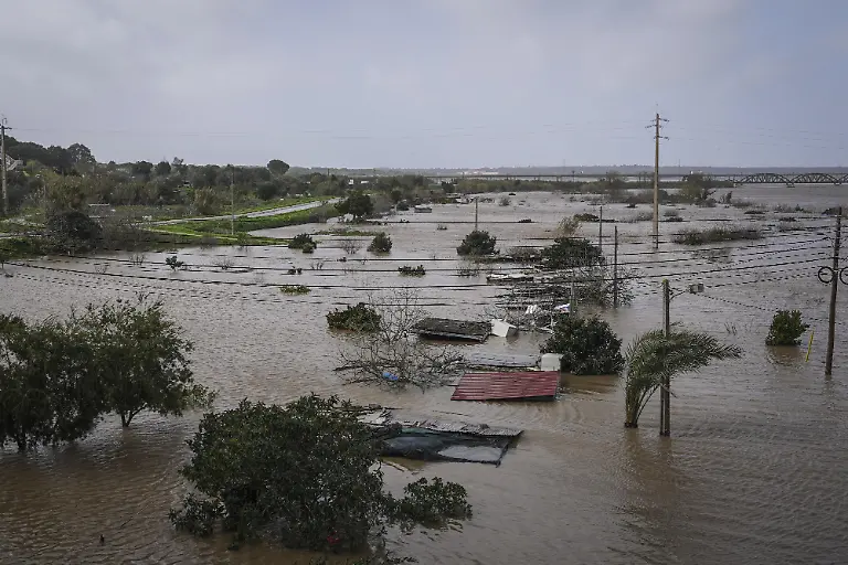 ALCACER-DO-SAL-PORTUGAL-FEBRUARY-05-Residents-and-emergency-crews-coordinate-to-rescue-people-trapped-in-their-homes-after-the-Sado-River-overflowed-after-Storm-Leonardo-caused-heavy-flooding-in-the-area-on-February-5-2026-in-Alcacer-do-Sal-Portugal