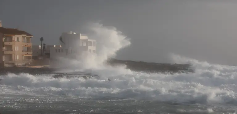 Hohe-Wellen-treffen-auf-den-Strand-Colonia-de-Sant-Jordi-an-der-Suedostkueste-der-Insel-Mallorca-Der-Sturm-Leonardo-trifft-mit-starken-Winden-auf-die-Insel