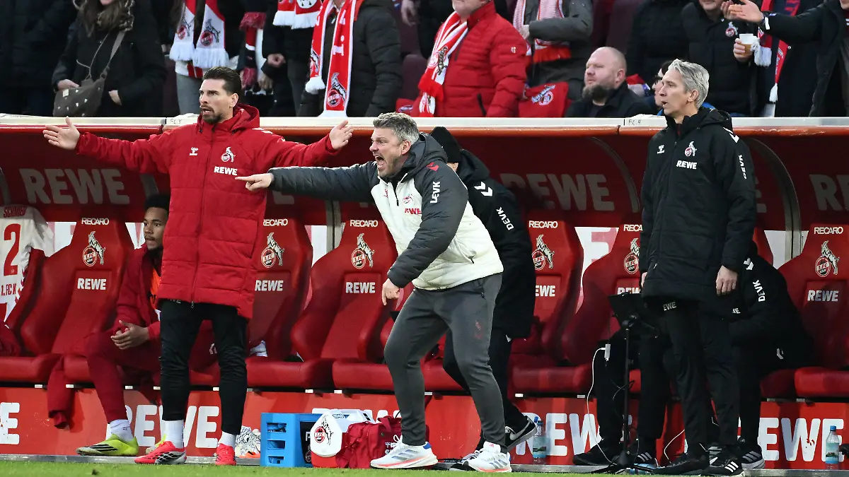 Fussball-Bundesliga-Deutschland-Herren-Saison-2025-2026-21-Spieltag-Rhein-Energie-Stadion-Koeln-1-FC-Koeln-RB-Leipzig-Cheftrainer-Lukas-Kwasniok-KOE-Aktion-Einzelbild