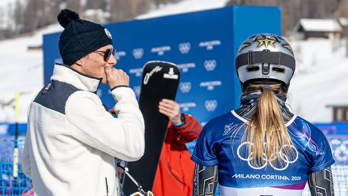 XXV-Winter-Olympic-Games-Olympische-Spiele-Olympia-OS-Snowboarding-Women-s-Parallel-Giant-Slalom-Quarterfinals-February-8-2026-Livigno-Ester-Ledecka-right-with-her-father-Janek-Ledecky-from-Czechia-after-being-eliminated-from-the-race
