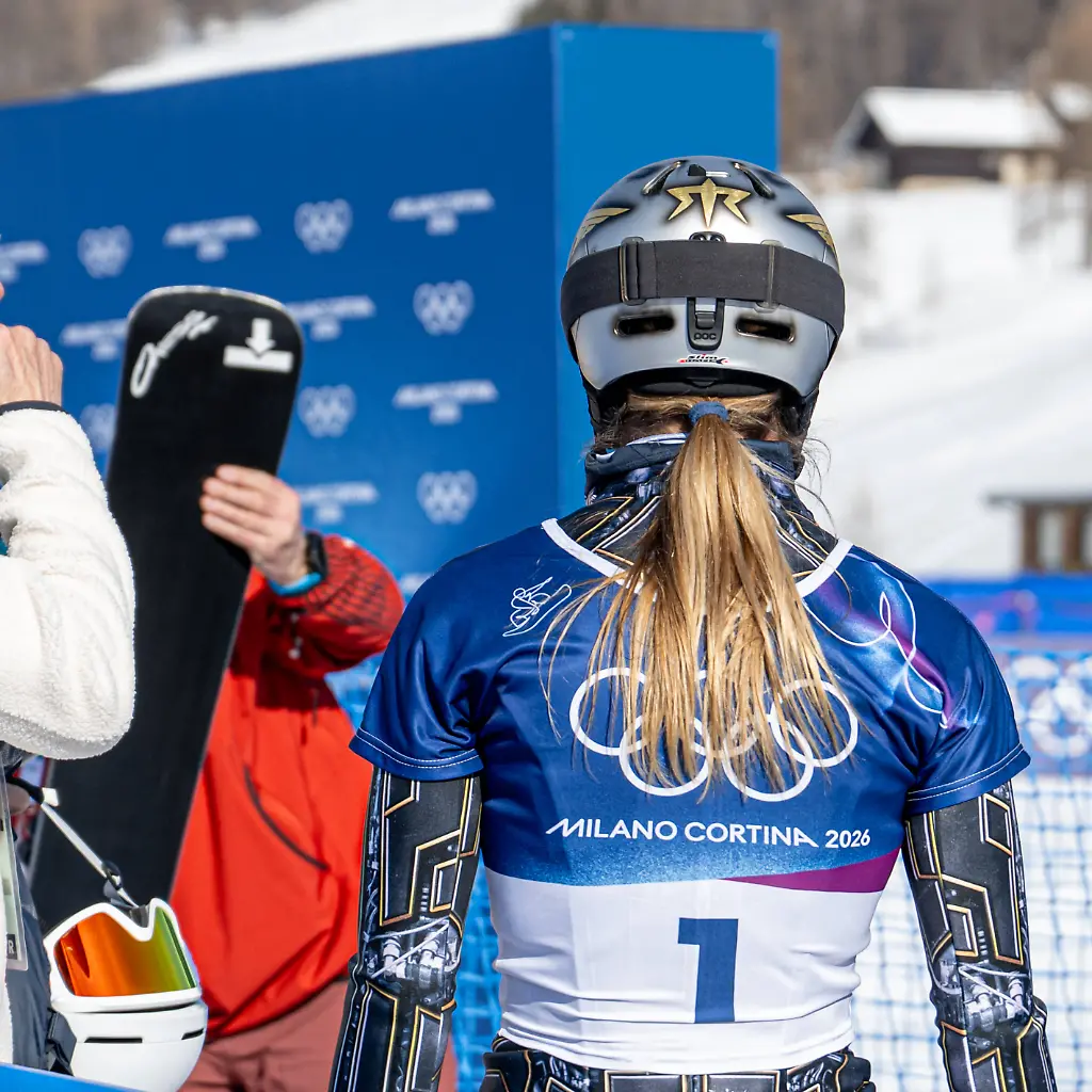 XXV-Winter-Olympic-Games-Olympische-Spiele-Olympia-OS-Snowboarding-Women-s-Parallel-Giant-Slalom-Quarterfinals-February-8-2026-Livigno-Ester-Ledecka-right-with-her-father-Janek-Ledecky-from-Czechia-after-being-eliminated-from-the-race