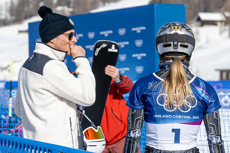 XXV-Winter-Olympic-Games-Olympische-Spiele-Olympia-OS-Snowboarding-Women-s-Parallel-Giant-Slalom-Quarterfinals-February-8-2026-Livigno-Ester-Ledecka-right-with-her-father-Janek-Ledecky-from-Czechia-after-being-eliminated-from-the-race