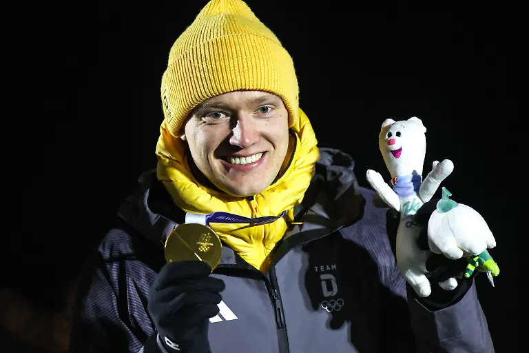 ITALY-CORTINA-DAMPEZZO-FEBRUARY-8-2026-Gold-medalist-Max-Langenhan-of-Germany-poses-at-an-award-ceremony-for-the-men-s-singles-luge-event-at-Cortina-Sliding-Centre-during-the-2026-Winter-Olympic-Games-Olympische-Spiele-Olympia-OS-Peter-Kovalev-TASS-PUBLICATIONxINxGERxAUTxONLY-88400536