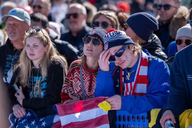 February-8-2026-Cortina-D-ampezzo-Belluno-Italy-USA-skiing-fans-reacts-in-shock-as-the-replay-of-the-Lindsey-Vonn-fall-on-the-Alpine-Skiing-womenAaa-s-downhill-screen-plays-Sunday-on-the-Tofane-Alpine-course-during-the-2026-Winter-Olympics-Sunday-in-Cortina-d-Ampezzo-Cortina-D-ampezzo-Italy-ZUMAa35-20260208-oly-a35-024-Copyright-xDanielxA