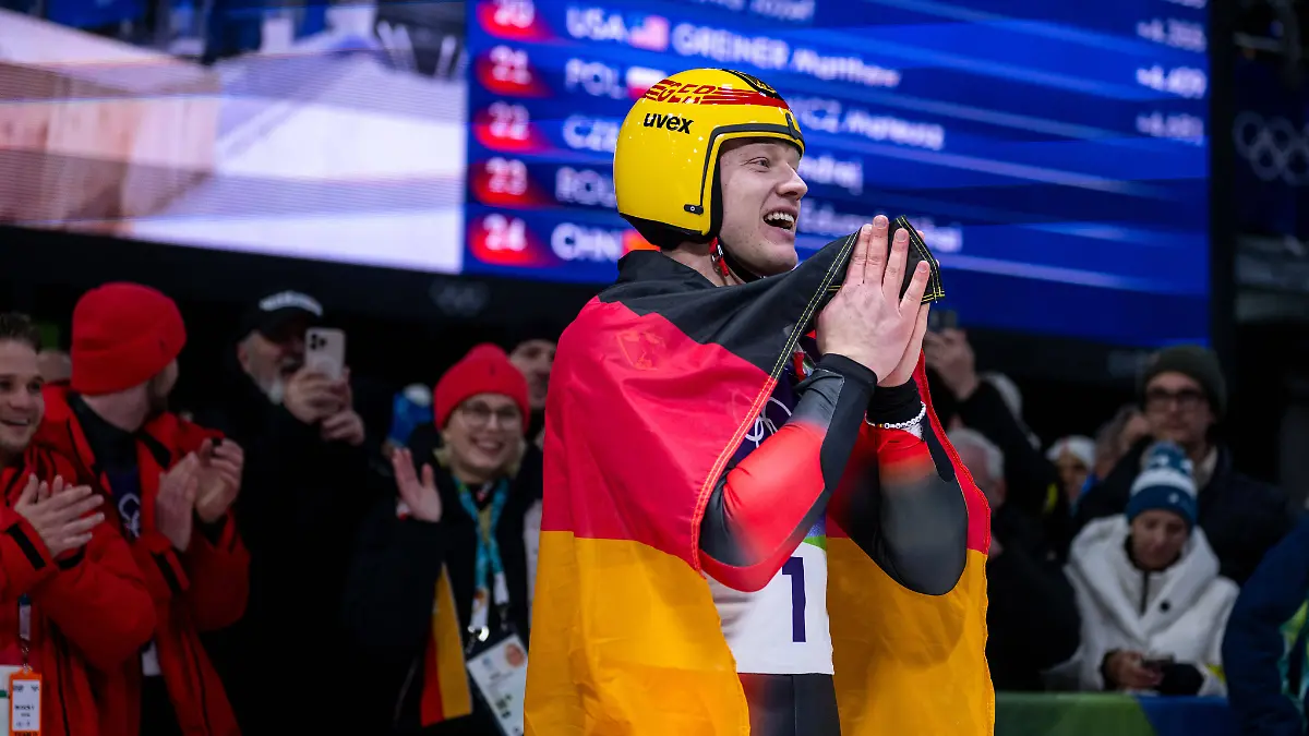 LANGENHAN-Max-Deutschland-und-Team-jubeln-im-Ziel-ueber-Sieg-und-Gold-Medaille-ITA-Olympische-Spiele-Milano-Cortina-2026-Olympia-Rodeln-Herren-Einzel-08-02-2026-ITA-Olympische-Spiele-Milano-Cortina-2026-Olympia-Rodeln-Herren-Einzel-08-02