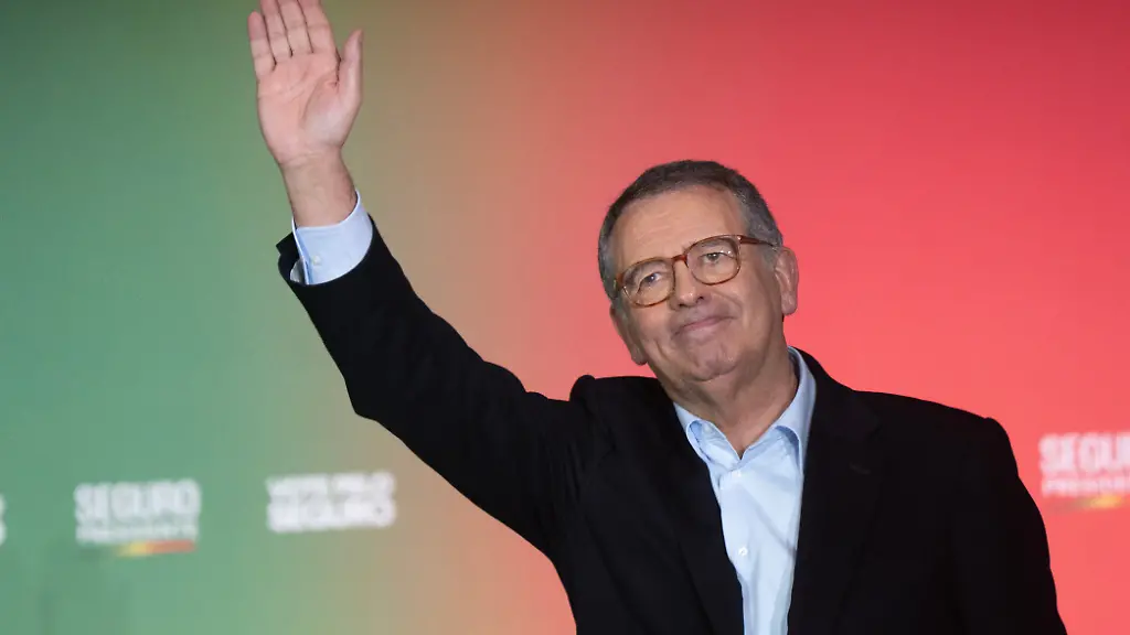Praesidentschaftskandidat-Antonio-Jose-Seguro-von-der-Mitte-Links-Partei-der-Sozialisten-winkt-der-Menge-waehrend-einer-Wahlkampfveranstaltung-vor-der-Stichwahlen-bei-den-Praesidentschaftswahlen