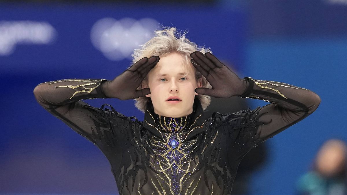 r-tseln-um-den-superstar-eiskunstlauf-gott-malinin-zittert-sich-mit-den-usa-zu-olympia-gold