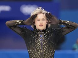 Rätseln um den Superstar: Eiskunstlauf-"Gott" Malinin wackelt mit den USA zu Gold