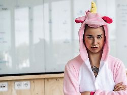 Frage aus dem Arbeitsrecht: Karneval: Kann mein Arbeitgeber mir ein Kostüm aufzwingen?