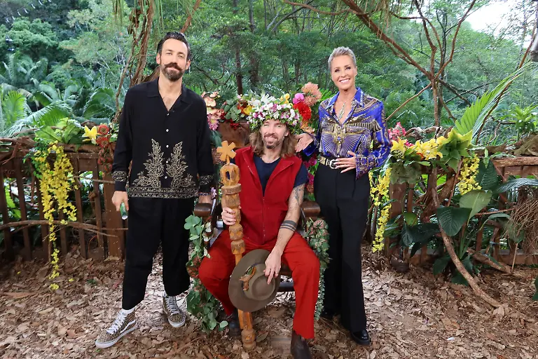 Sonja-Zietlow-und-Jan-Koeppen-kroenen-Gil-Ofarim-zum-Dschungelkoenig-2026-Die-Verwendung-des-sendungsbezogenen-Materials-ist-nur-mit-dem-Hinweis-und-Verlinkung-auf-RTL-gestattet