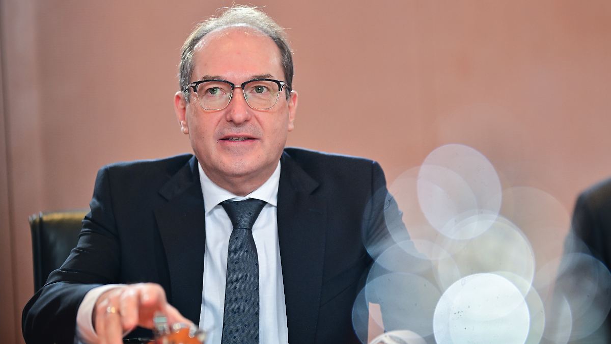 Soll-schlagkr-ftiger-werden-Dobrindt-will-Verfassungsschutz-zum-Geheimdienst-ausbauen