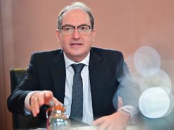 Soll schlagkräftiger werden: Dobrindt will Verfassungsschutz zum Geheimdienst ausbauen