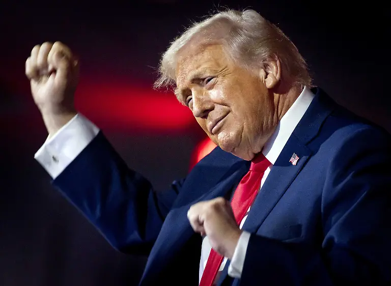 2025-12-05-20-12-44-WASHINGTON-US-Praesident-Donald-Trump-tanzt-waehrend-der-Auslosung-der-Fussball-Weltmeisterschaft-2026-in-den-USA-zu-YMCA-von-den-Village-People